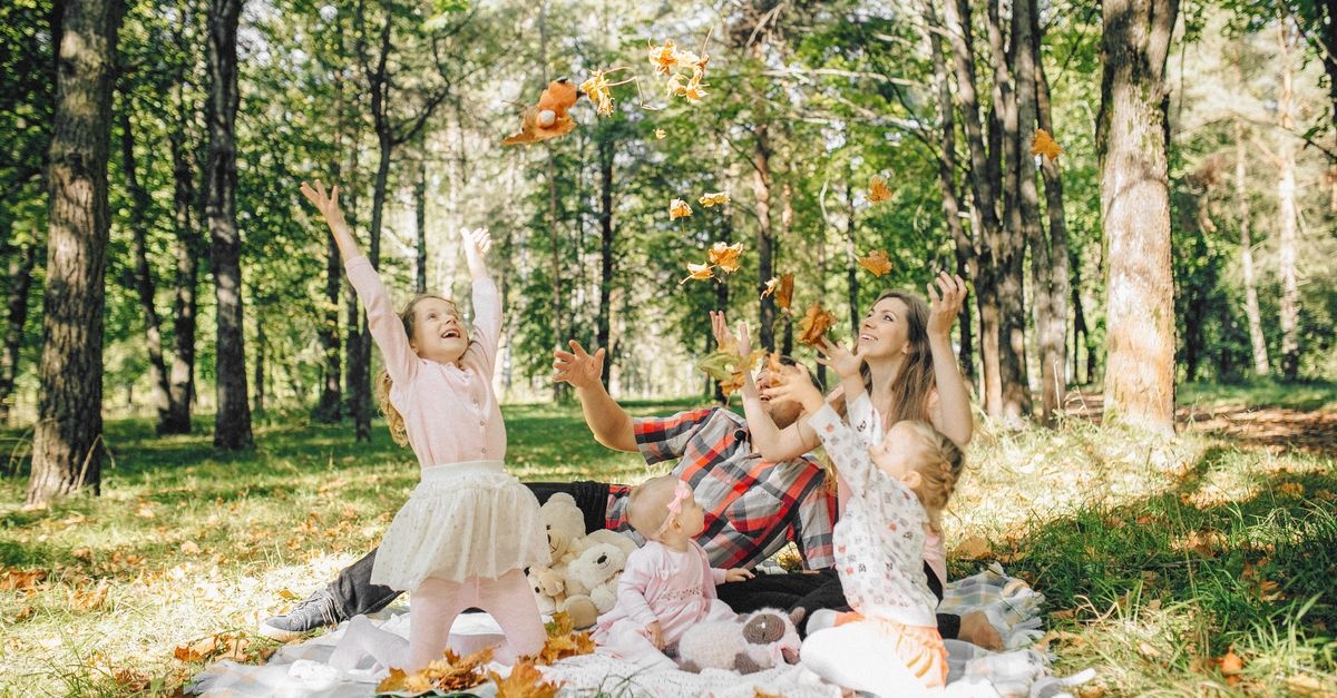 Zamień salon w zieloną łąkę: rodzinny piknik pod dachem krok po kroku
