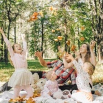Zamień salon w zieloną łąkę: rodzinny piknik pod dachem krok po kroku