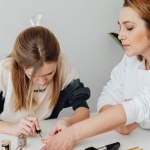 Nie „tylko” mama: odzyskaj siebie — małe rytuały, które mieszczą się między drzemką a kolacją